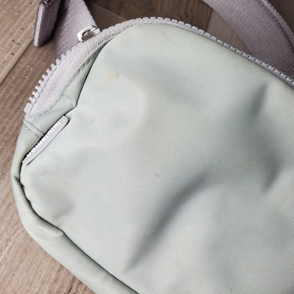 lululemon athletica everywhere belt bag silver drop one size guc - Picture 11 of 16